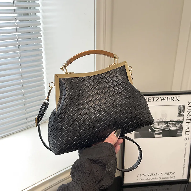 

2025 Autumn New Fashion Indentation Portable Clip Buckle Shell Bag Fashion Temperament Shoulder Messenger Bag