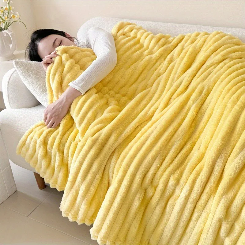 ummer Thin Quilt Comforter Queen King Size - Air Condition Soft Machine Washable Bedding Soft Air-Like Feel for Hot Weather