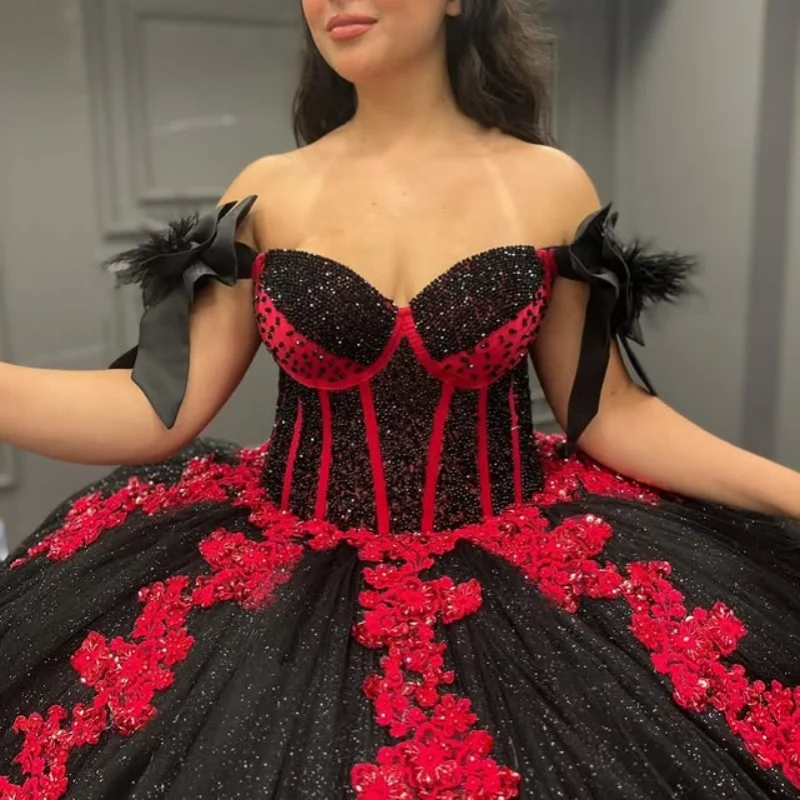 

Блестящие черные платья Quinceanera с открытыми плечами, красная блестящая наклейка с кристаллами и длинным хвостом, платье с перьями 15, Quinceanera по индивидуальному заказу