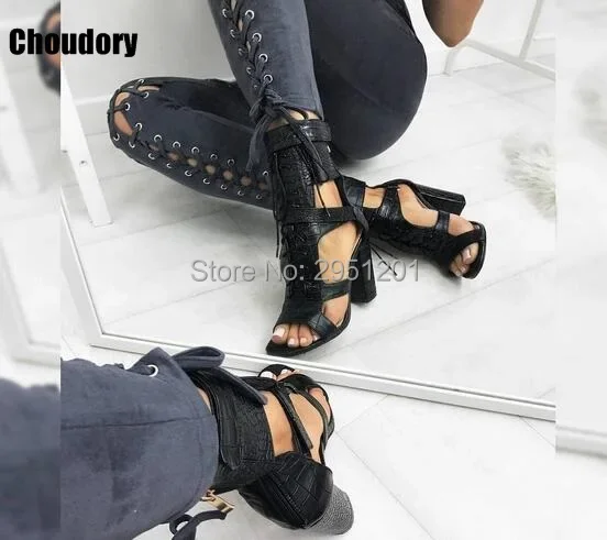 最新のセクシーな革の女性オープントゥセクシーなレースアップサンダルハイヒール夏の女性のカットアウト厚いヒールパンプス靴女性