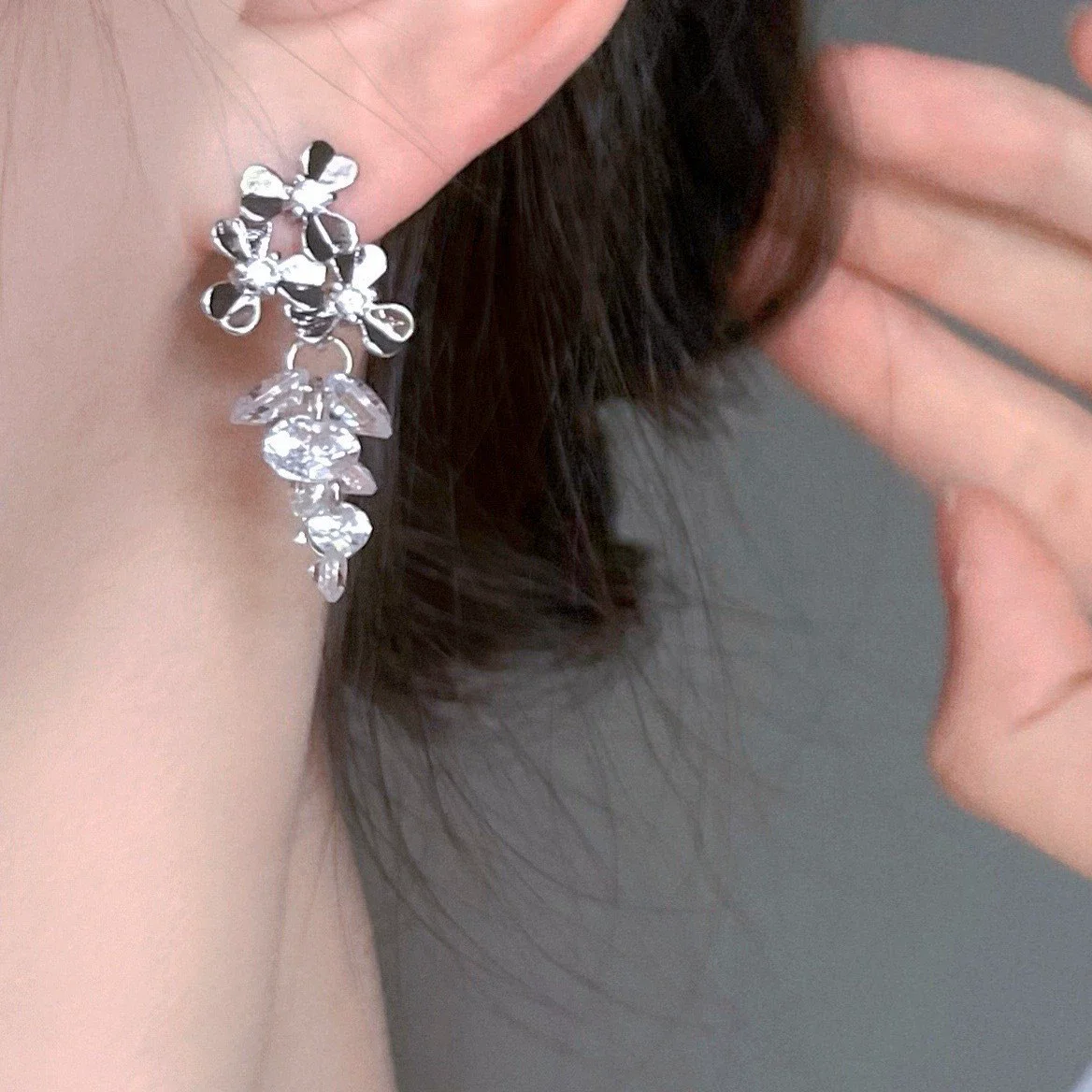 Unique Silver Color Metal Flower Drop Earrings for Women Rhinestones Cluster of Grapes Dangle Earrings Party Trendy Jewelry Gift
