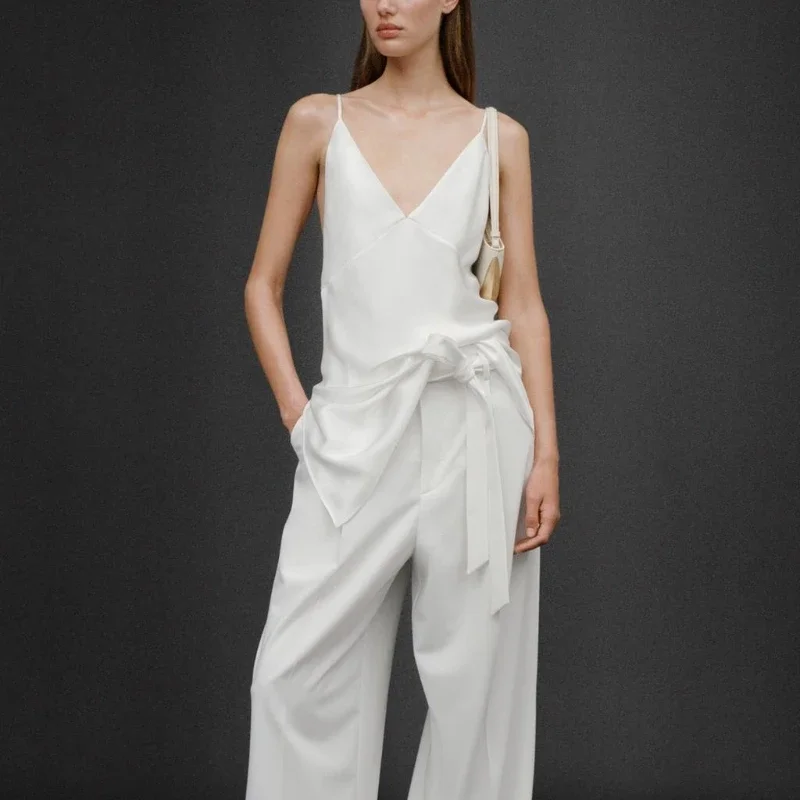 حقيبة كتف فاخرة بمقبض علوي تحت الإبط، حقيبة كتف معدنية تفصيلية، حقائب كتف مصممة عصرية، مثالية للأناقة اليومية