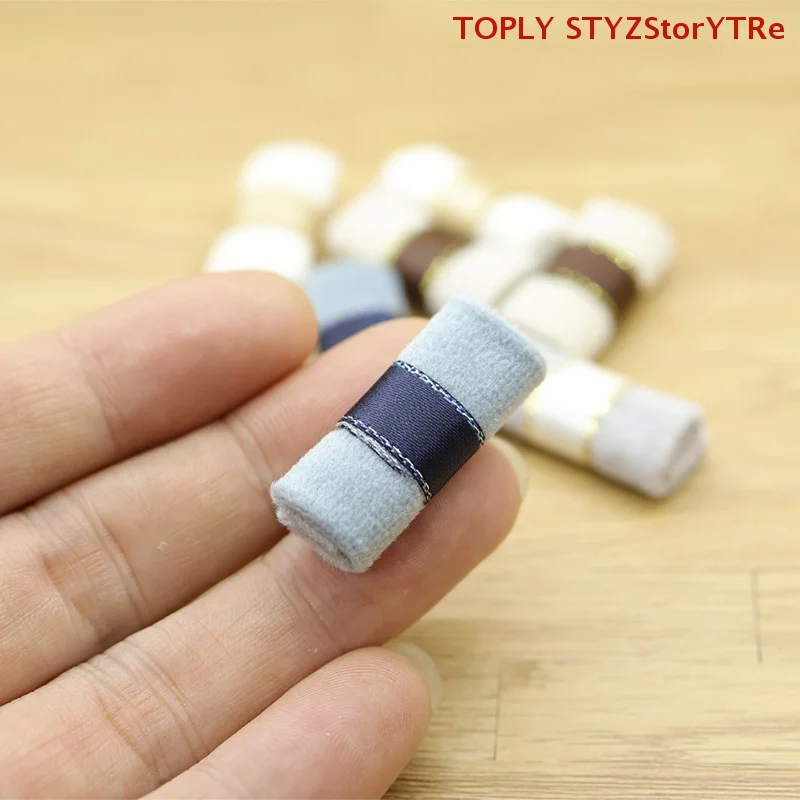 5Pcs 1/12 Scale Dollhouse Mini Quilt Kit Models, Bed Room Decoration for Petit Doll House, Miniature Living Scene Design