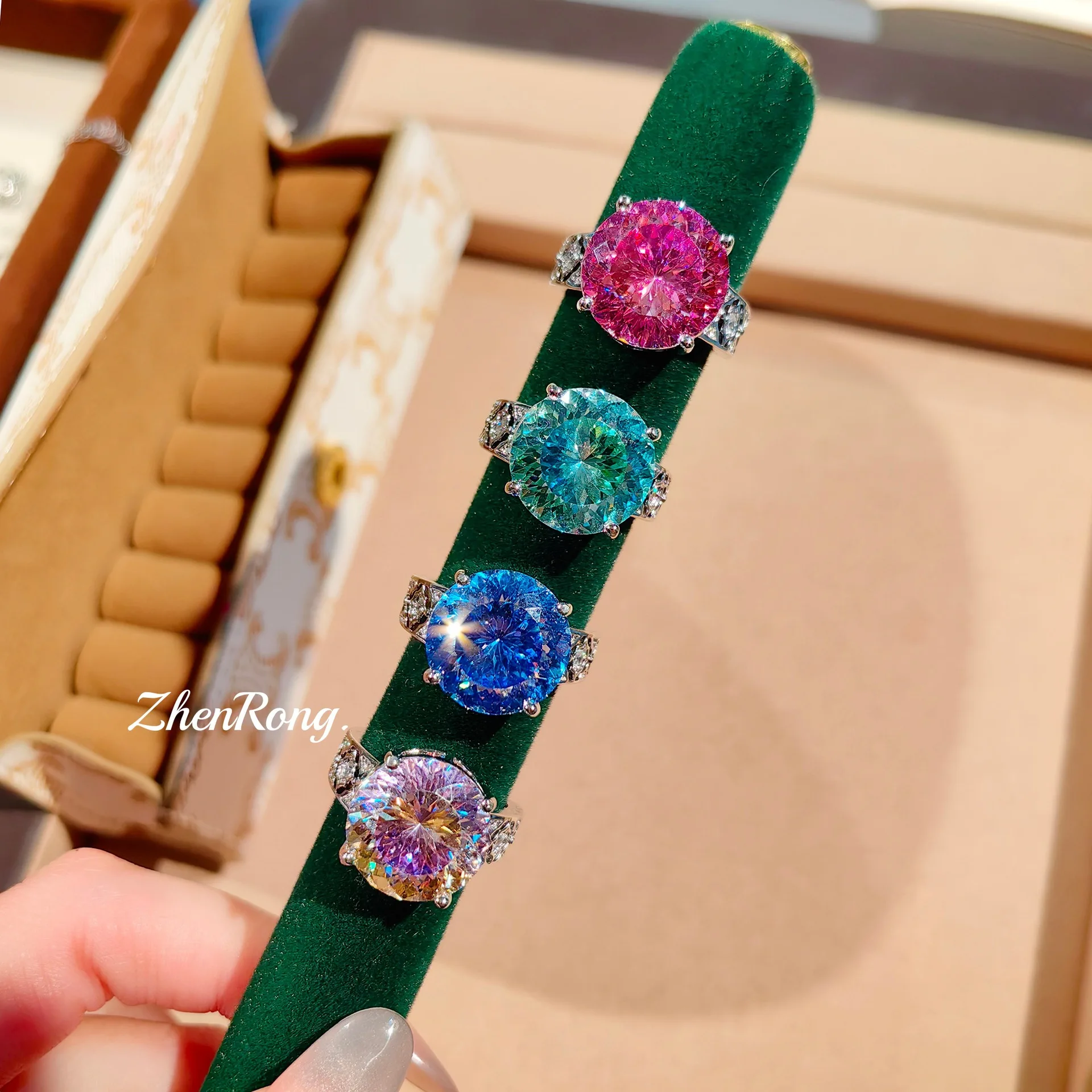 Modischer Schmuck: Wunderschöner Zirkonia-Anhänger mit Paraiaba-Schliff, Ohrringe mit Rosenschliff-Diamanten, königsblauer Ring – Damen-Hochzeits – Detail 2