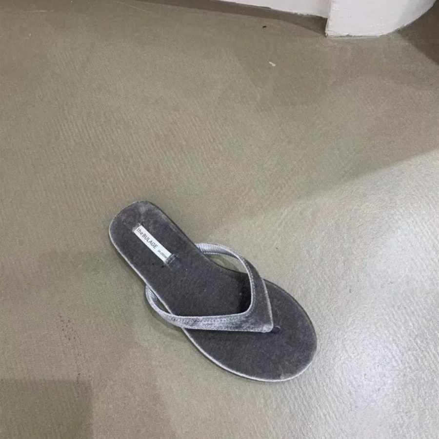 2024 Designer Summer Woman Slippers Fashion Clip Toe Flats Heel Silvery Ladies Outdoor Beach Shoes Flip Flop