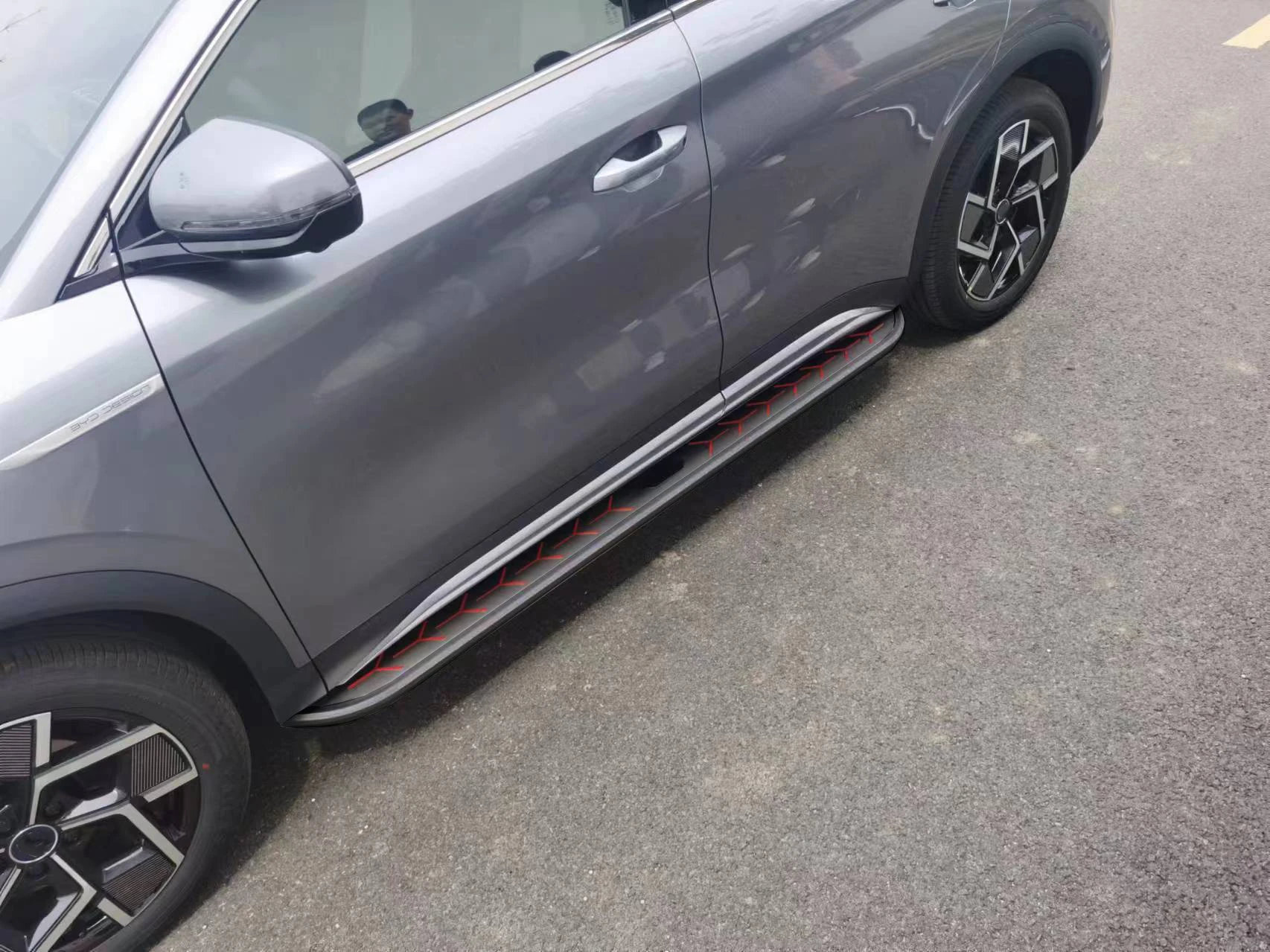 2 قطعة مناسبة لسيارة شيفروليه ترافيرس 2024 2025 لوحات الجري خطوات جانبية مضادة للانزلاق Nerf Bar ألومنيوم أحمر LB