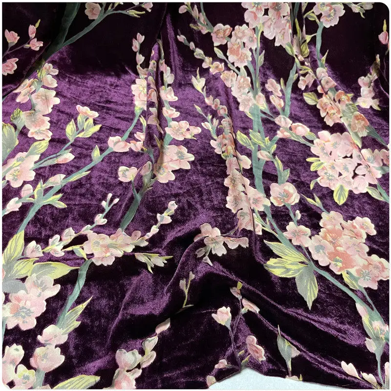 

Премиальная бархатная ткань с цветочным узором: элегантный текстильный материал для вечерних платьев, свадебного декора и поделок своими руками