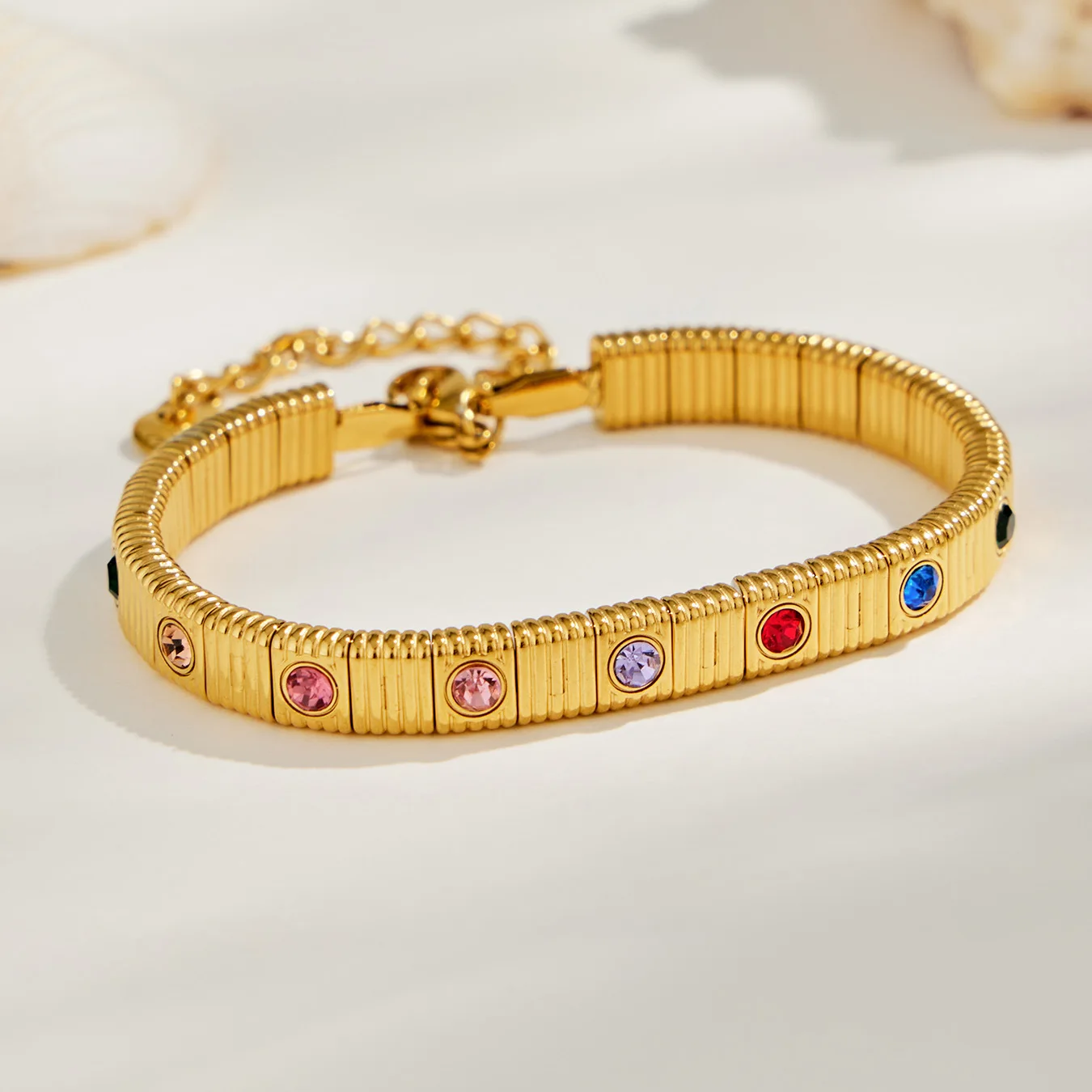 Edelstahl-Armband mit Streifenmuster, Quadratischen Perlen und Gliedern, 18K Vergoldet, mit Farbigen Kubischen Zirkonia für Damen – Detail 10