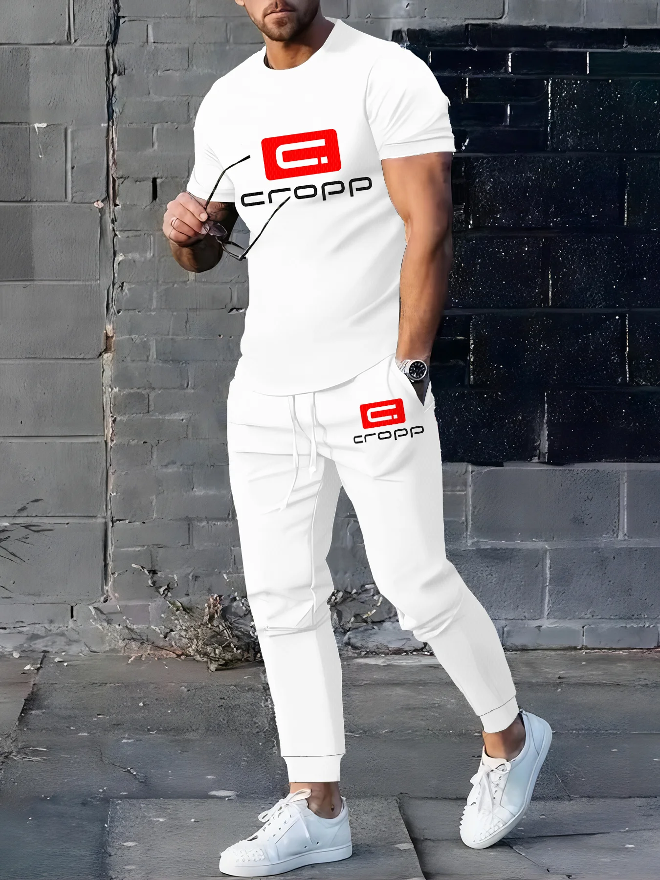 

Повседневная одежда из двух частей для бега на лето 2025 года в сочетании с модной футболкой и спортивными брюками.