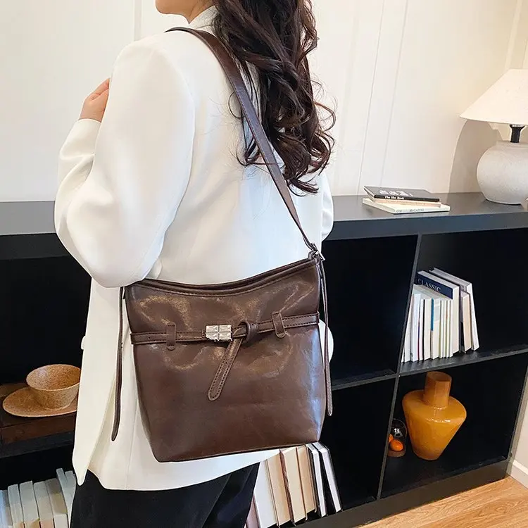 

2026 New High-end Retro Large-capacity Tote Bag Retro Underarm Bag Commuter Versatile Shoulder Messenger Bag