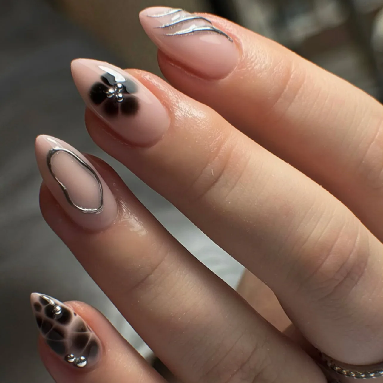 

Black Halo Dyeing Flowers Silver Metal Bead Nail Art Fashion Almond False Nails Detachable Finished Fake Nails Press on Nails