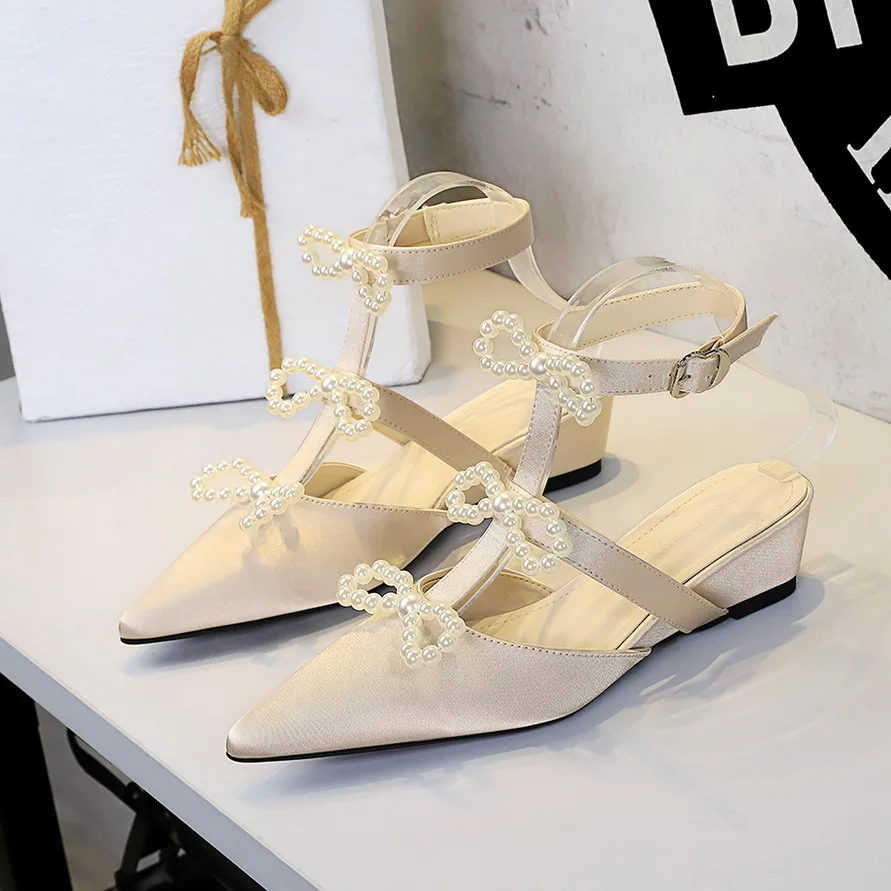 

Французские полые сандалии с острым носком и пряжкой на танкетке с жемчугом, женские туфли