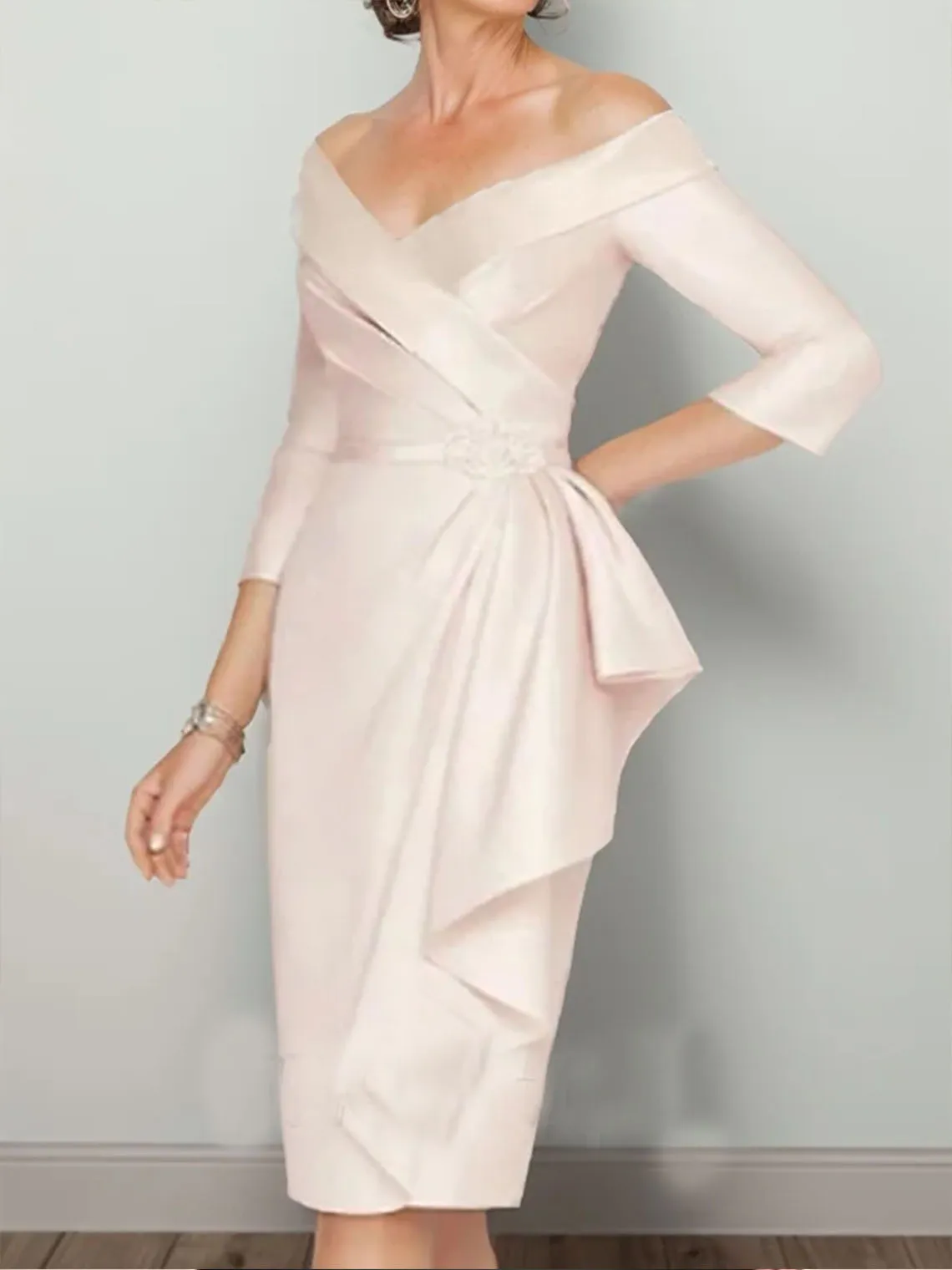 エレガントなサテン膝丈シース花嫁の母ドレス V ネック 3/4 袖フリル付きイブニングドレス 2025 無料カスタマイズ