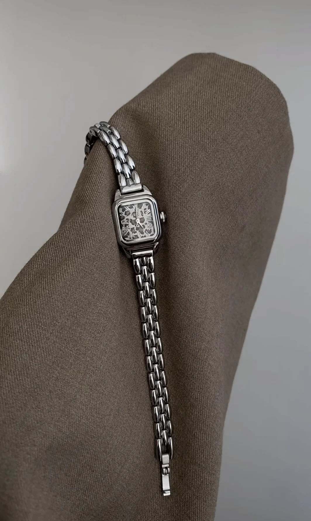 

Original luxury ladies watch square mini dial leopard print face fashionable high-end trendy personality ladies watch