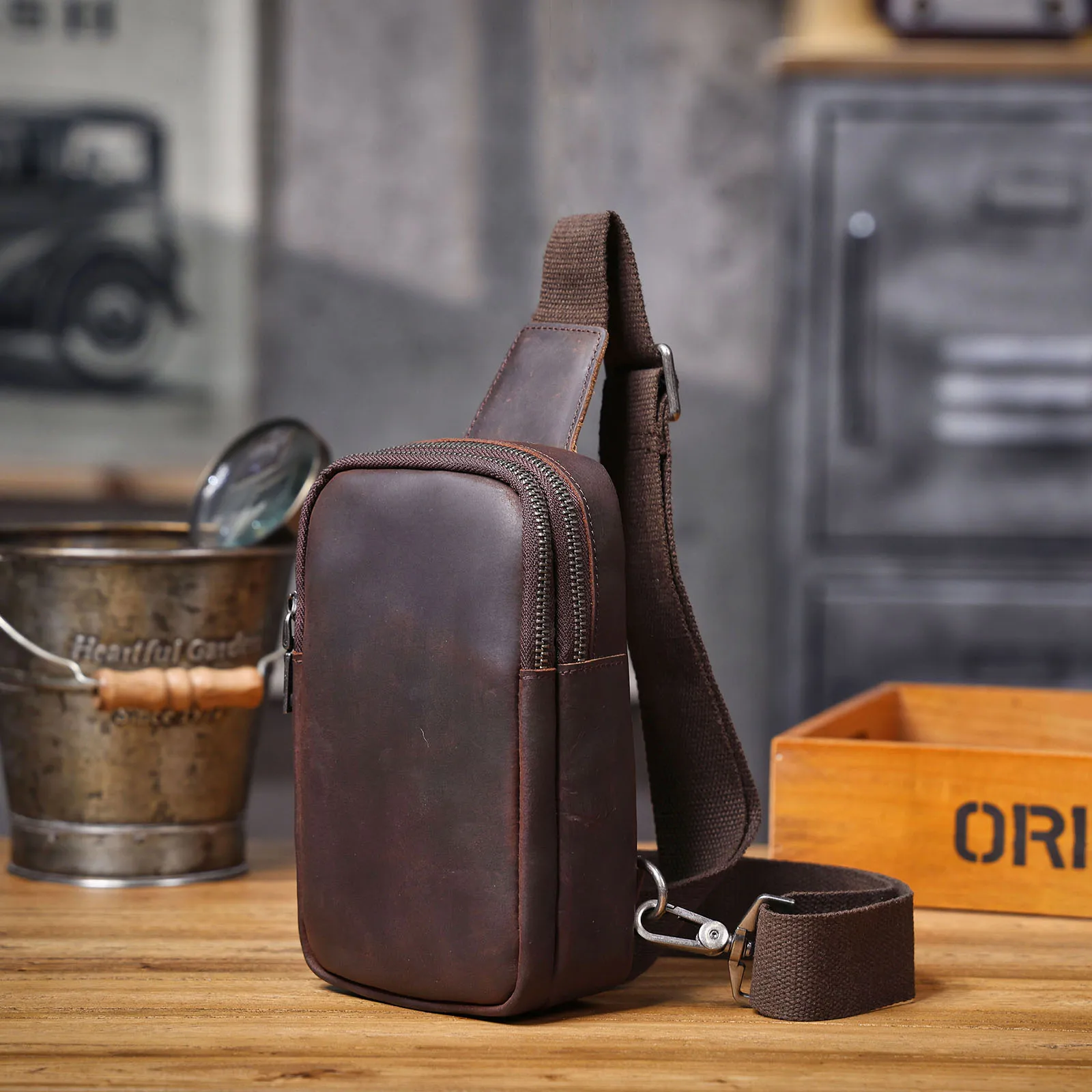 Premium-Brusttasche aus echtem Leder für Herren, Vintage-Umhängetasche aus Vollnarbenleder, Umhängetasche, Sling Bag, Tagesrucksack mit großem Fassungsvermögen – Detail 9