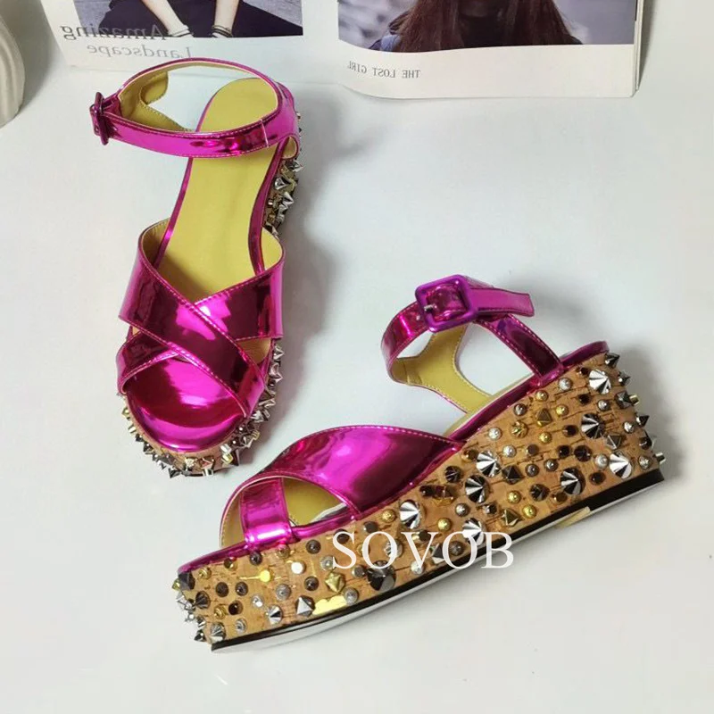 Couro envernizado de cristal brilhante rebite feminino Decoração Cunhas Sandálias, sandálias gladiador do dedo do pé redondo, versátil sapatos simples, verão