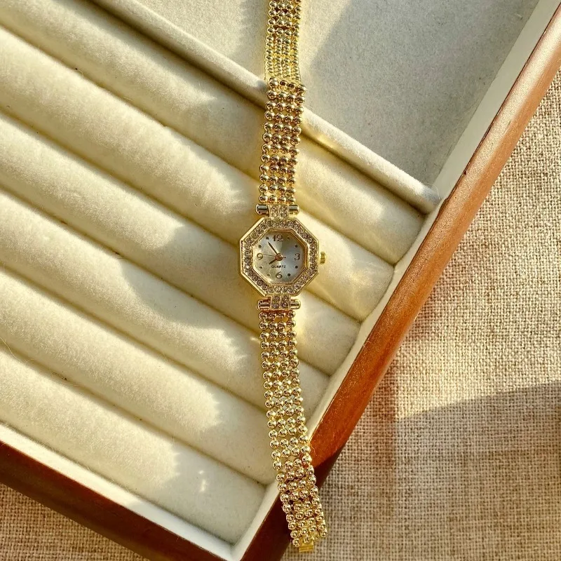 Nuovo orologio da donna con quadrante piccolo al quarzo di lusso retrò da donna con cinturino in acciaio inossidabile color oro elegante di alta qualità