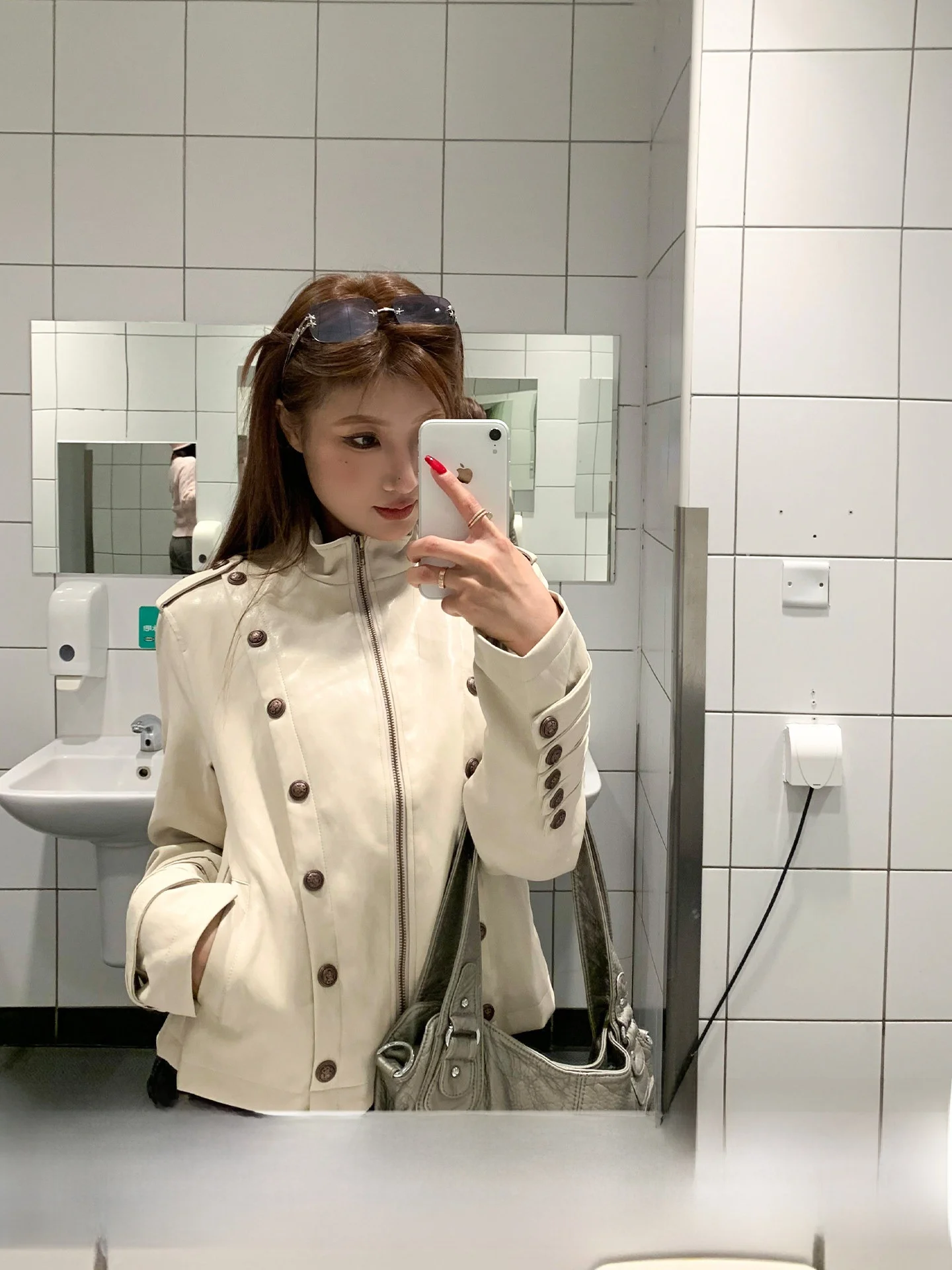 

Американская кожаная куртка на пуговицах для женщин, повседневная, приталенная, весенне-осенняя, короткая мотоциклетная куртка, модный хит