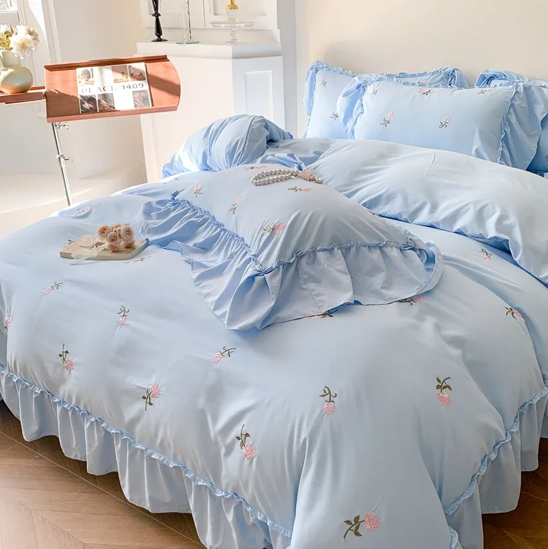 

4pcs Rose Embroidered Duvet Cover Set (1*Duvet Cover + 2*Pillowcase, bed sheet/fitted sheet), Princess Style Lace Bedding Set