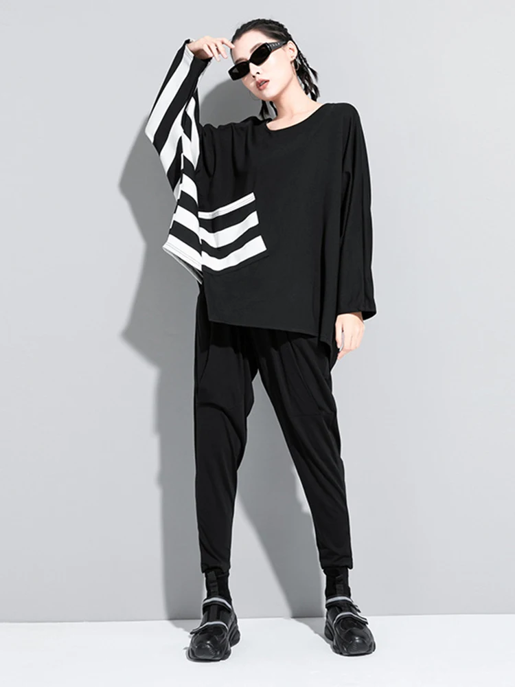 [EAM] Women Black Striped Irregular Big Size Casual T-shirt New Round Neck Long Sleeve Fashion Tide Spring Autumn 2024 1DF5282