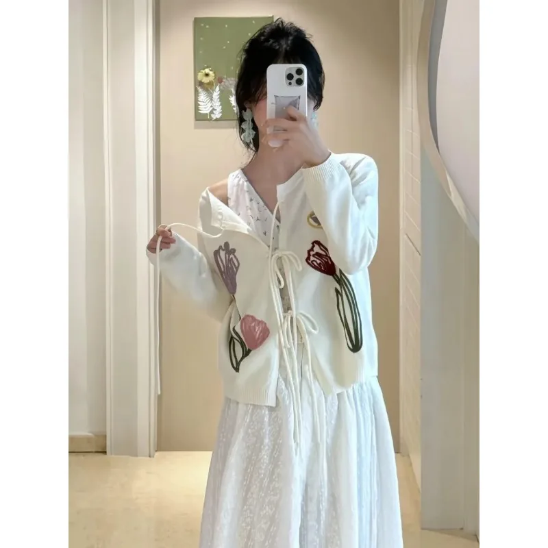 

Корейский вязаный кардиган с милой маленькой свежей цветочной вышивкой для женской верхней одежды, новинка 2025 года, свободный топ на шнуровке