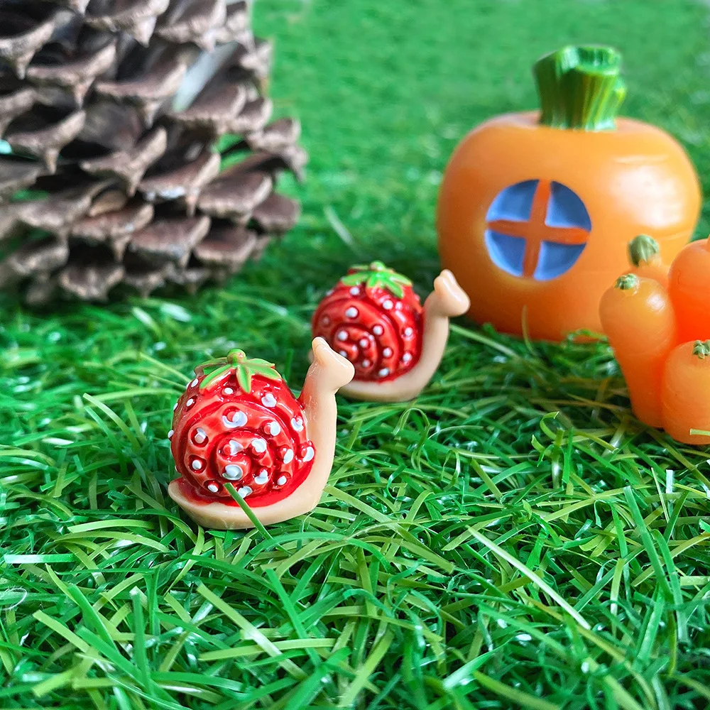 5pcs Mini Kawaii Resin Strawberry Snail Mini Figurine Crafts Miniatures Items Dollhouse Fairy Garde Diy Decoration Accessories
