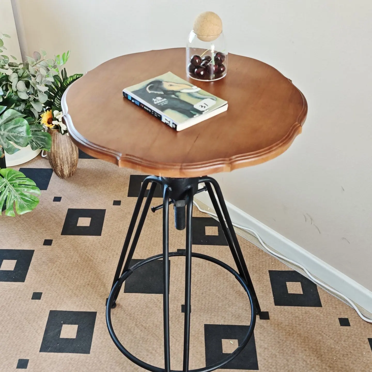 [Lifting] Retro cafe table Solid wood milk tea shop table Western restaurant table Dessert baking shop round table