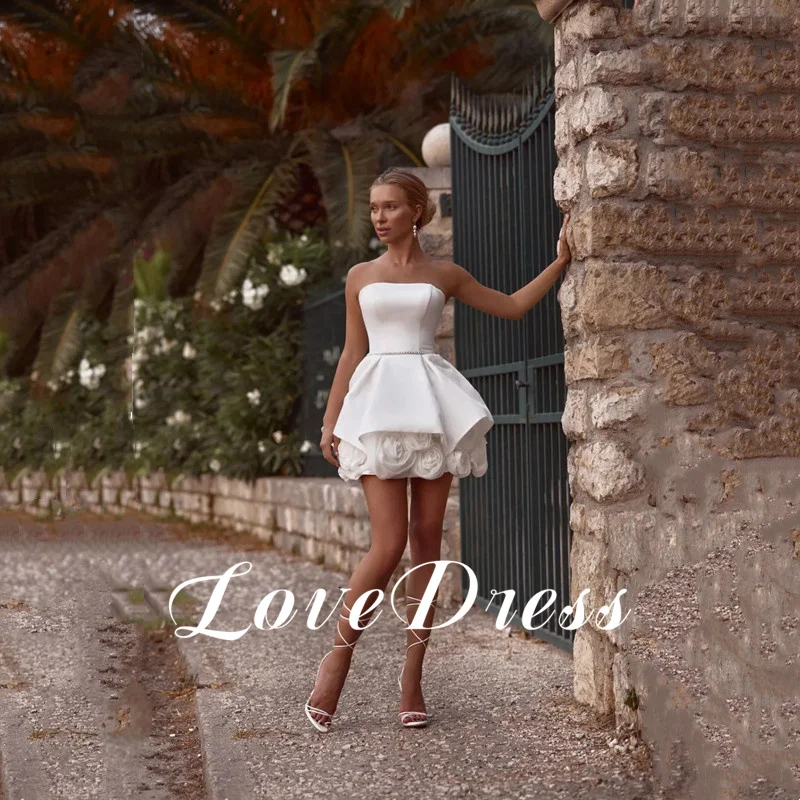 モダンなステインアイボリーのウェディングドレス ストラップレス ノースリーブ ボールガウン プリーツフラワー セクシーなバックレス レースアップ ショートドレス カスタマイズ