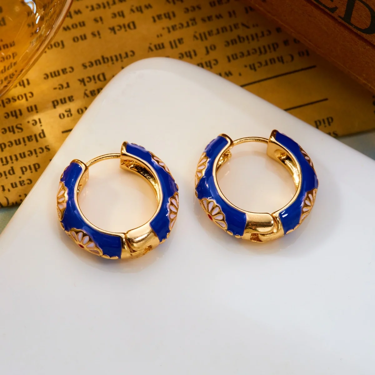 Süße bunte Emaille-Gänseblümchen-Ohrstecker für Damen und Herren, elegante geometrische Creolen mit Gittermuster, Schmuck – Detail 26