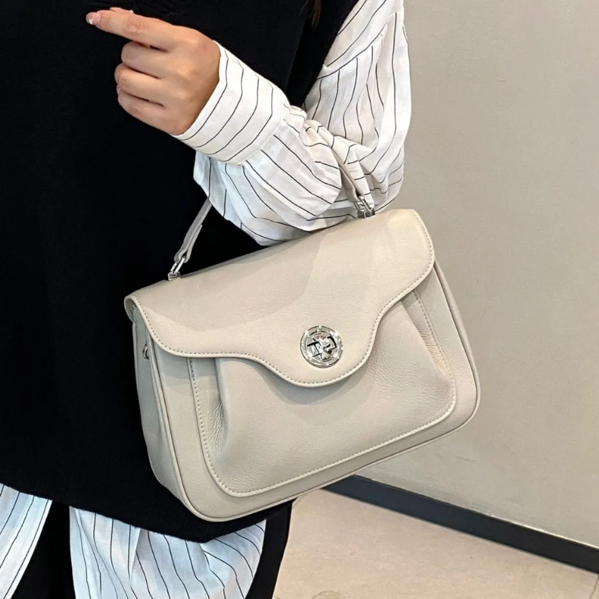 

High Quality Top Layer Cowhide Handbag for Women | Genuine Leather Crossbody Shoulder Bag & Top Handle Bag Vintage Lock