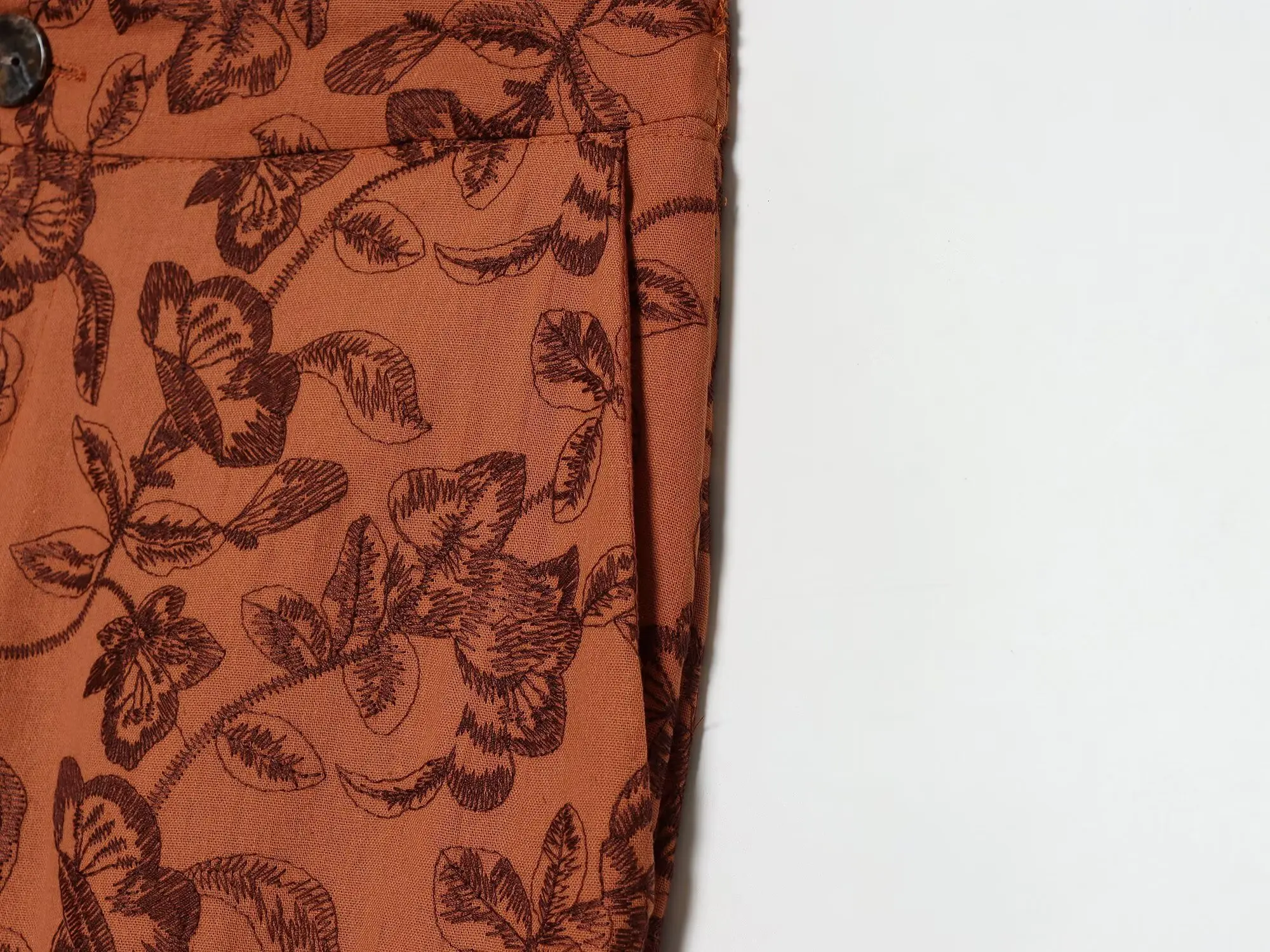 KONDALA Damen 2026 Sommerurlaub Stickerei-Set Street Style Vintage Boho Hosen-Set Elegantes Stretch-Manschetten-Weste-Hemd, Hose – Detail 22