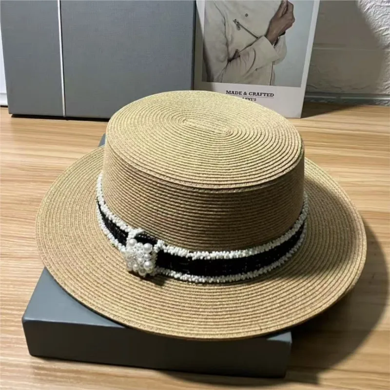 A flat-topped top hat for women to go out and vacation on the