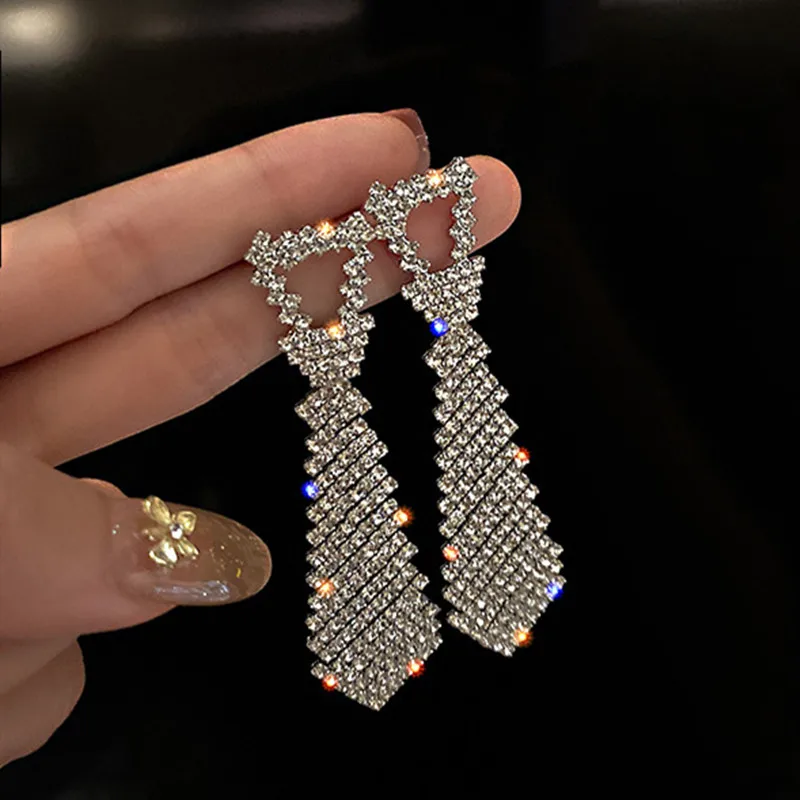 Orecchini di cristallo geometrici brillanti per le donne Bijoux orecchini pendenti con strass a forma di cravatta gioielli di dichiarazione