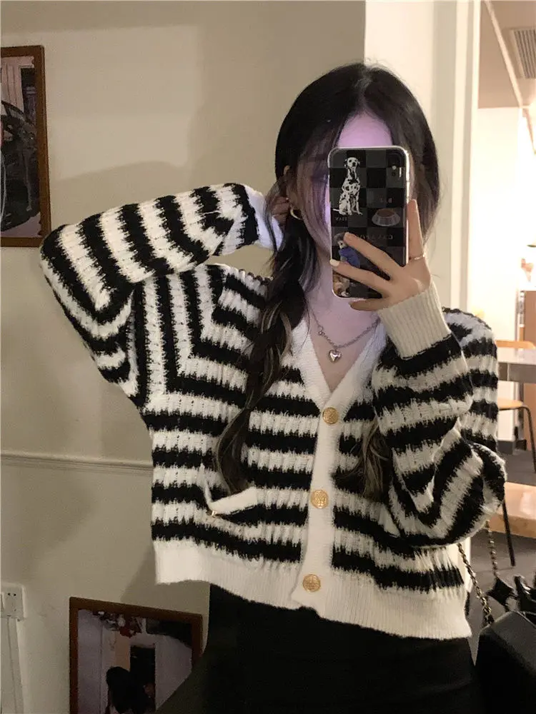 Soft and waxy style knitted cardigan jacket for women autumn 2024 new retro short v-neck sweater women's tops ins trend y2k tops