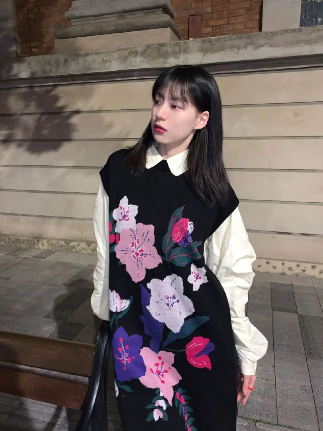 

Вязаное платье без рукавов женское элегантное весеннее с воротником в стиле фэр-айл, приталенное, с вырезами, полувысоким воротником, в горошек, однотонное, для торжественных мероприятий