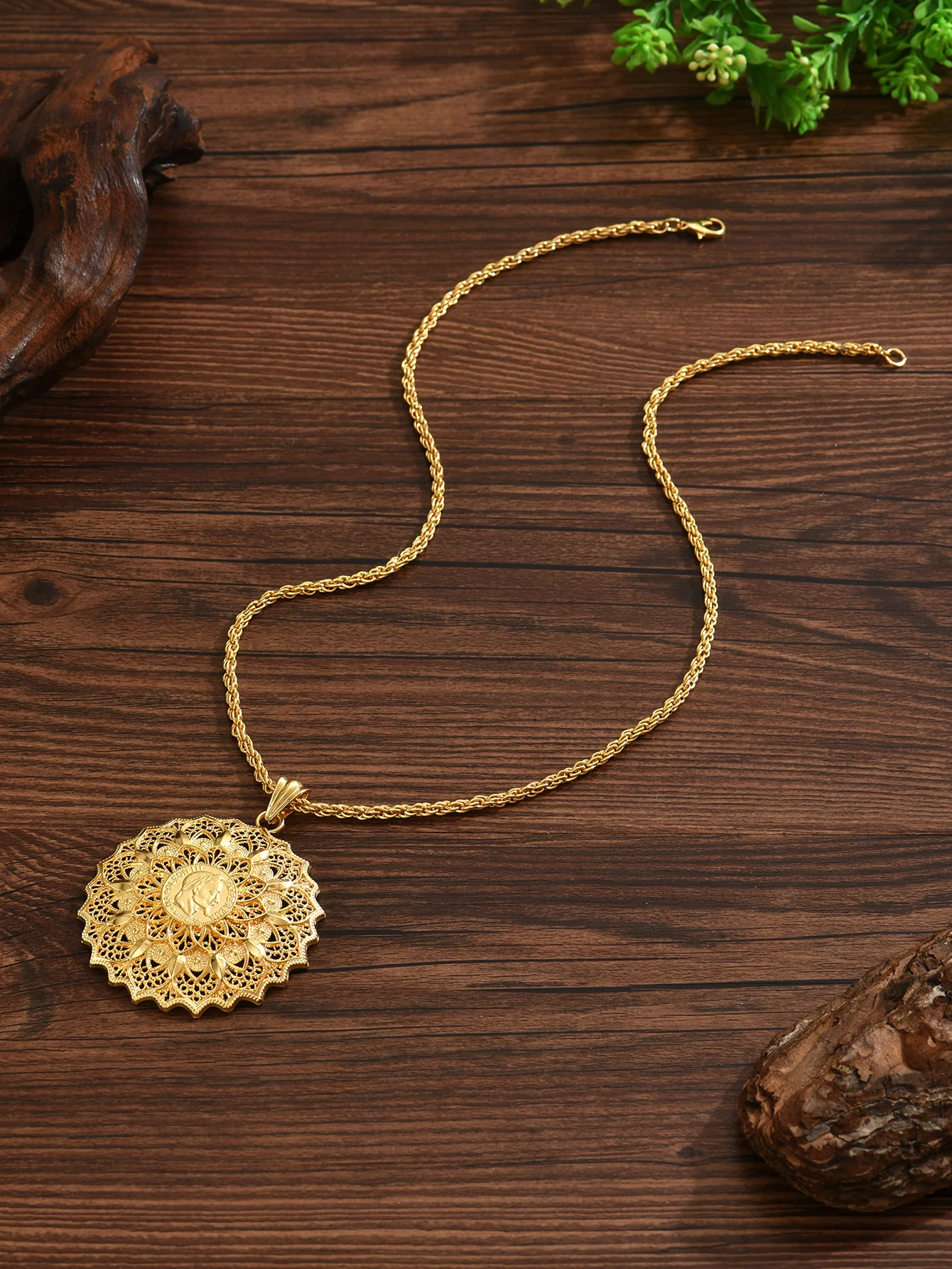 

A New Women Necklace With A Vintage Court Portrait Head Pendant Suitable For All Seasons Traditional Wedding Dress Neck Jewelry
