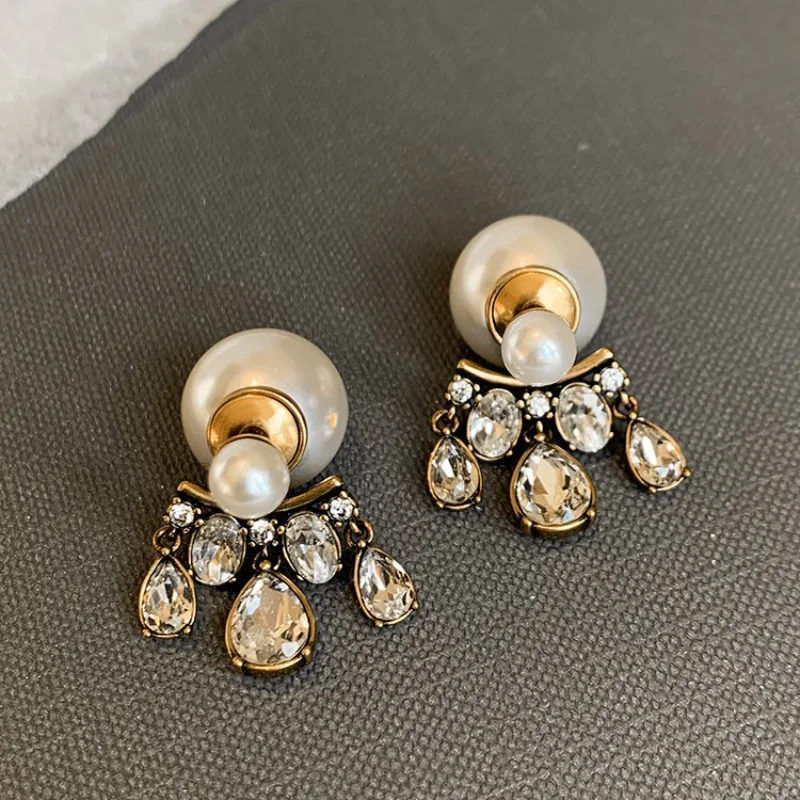 

Letter pearl stud earrings, unique fringed earrings, women's light luxury, high-end temperament, retro stud earrings, earrings.