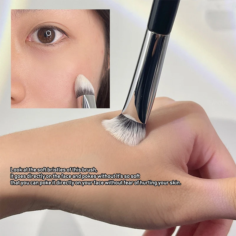 Dreieckiger, abgeschrägter Concealer-Pinsel, dunkle Augenringe, Akne-Flecken, Concealer, Kosmetikpinsel, Detail, Hervorhebung von Akzenten, Make-up-Pinsel