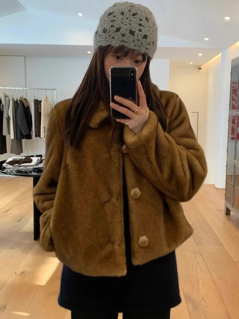 

Экологичное короткое пальто из искусственного меха для женщин: модная зимняя верхняя одежда из комфортного полиэстера для повседневной носки