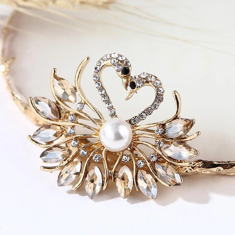 Cute Crystal Swan Brooch Pins Champagne Lovers Animal Rhinestones Brooches For Women Wedding Scarf Jewelry Vintage Lapel Pins