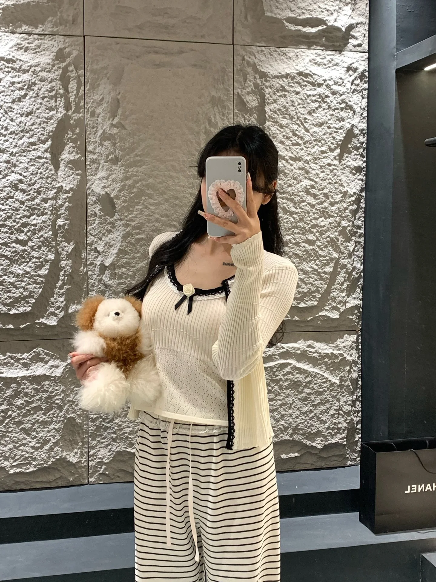 

Новинка ранней весны: женский комплект из двух предметов – приталенный кардиган с розовым узором и кружевной отделкой, а также топ с булавкой, в повседневном стиле для офиса, вязаный.