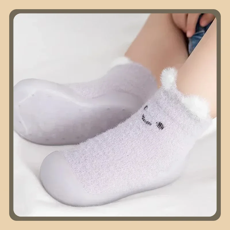 جوارب للأطفال أحذية أطفال صغار جديدة من المينك المخملي الدب الكرتوني أحذية أرضية للأطفال ثلاثية الأبعاد مخملية سميكة للأذن