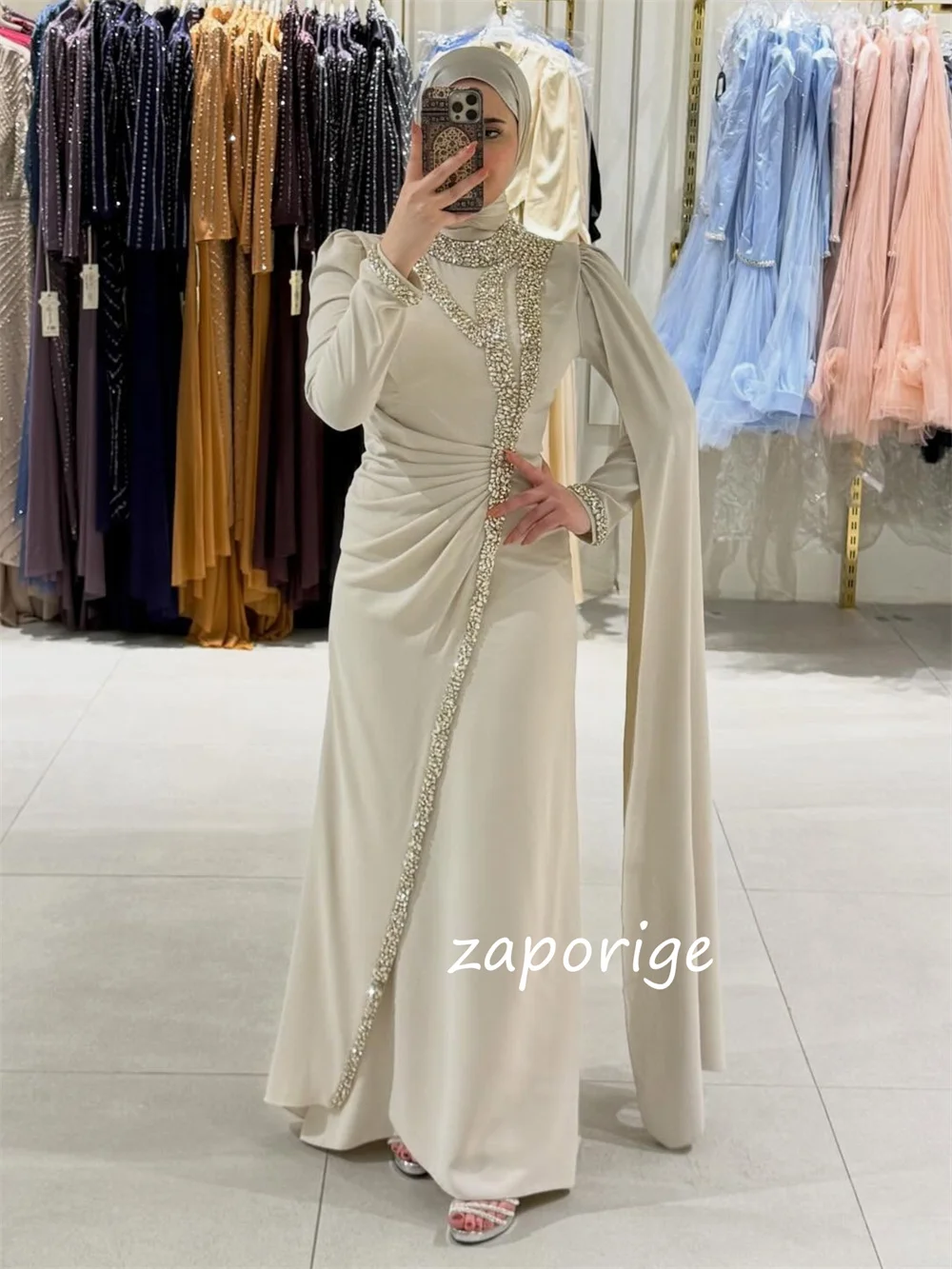 Sukienki na zamówienie: błyszczące, plisowane, cekinowe, proste, z dżetami, długie, na specjalne okazje, koktajlowe, wysokiej jakości, klasyczne.