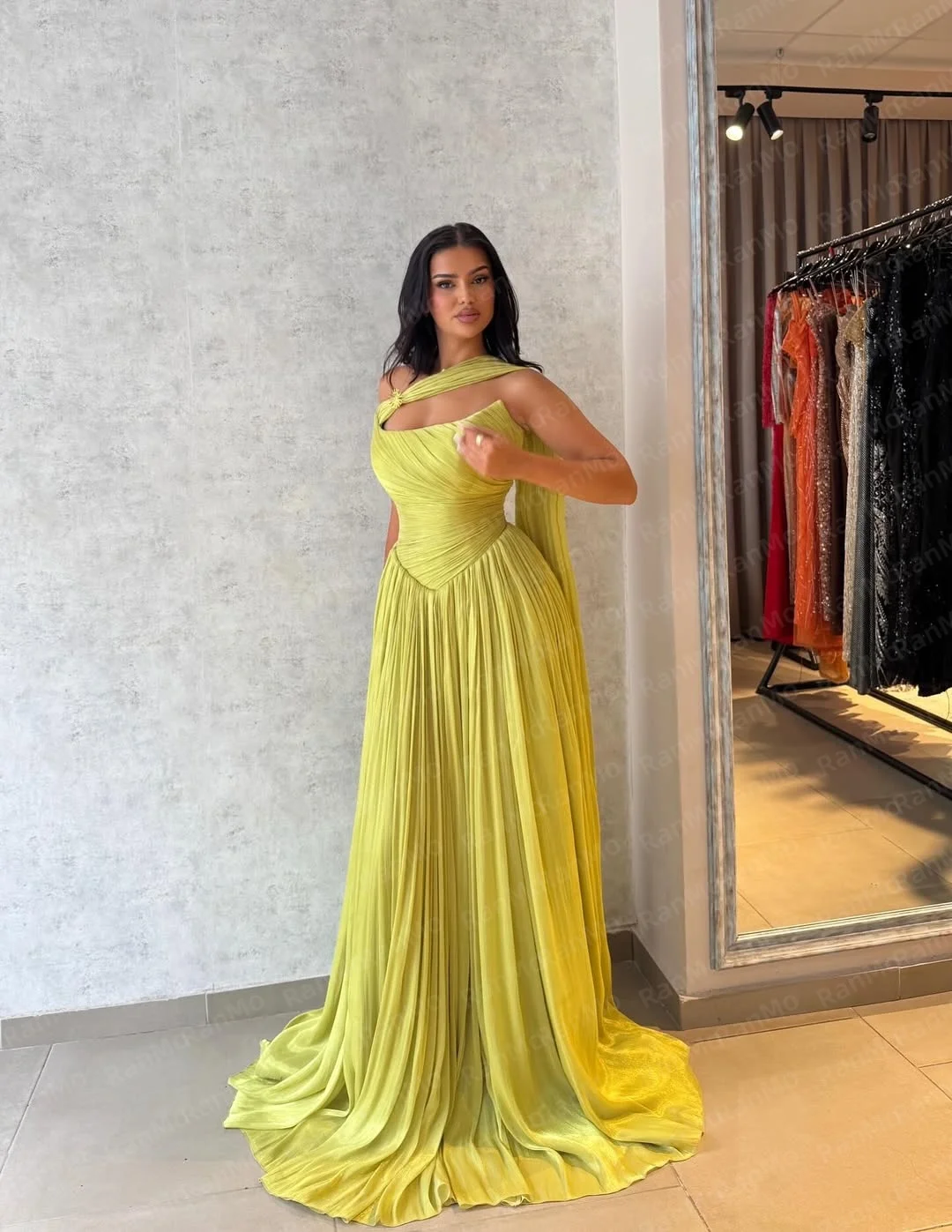 فستان حفلات مسائية رائع من Ranmo على شكل حرف a من الشيفون 2026 بدون أكمام بدون حمالات مع ياقة مخصصة وثنيات سويب تراين