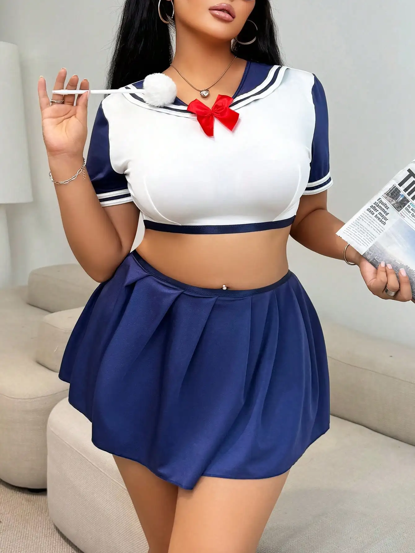 

Комплект из укороченного топа в морском стиле и плиссированной юбки больших размеров с красным бантом