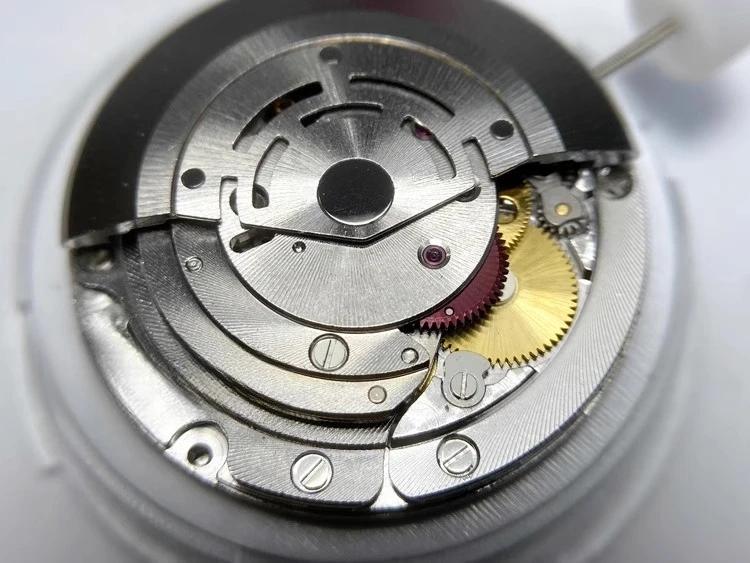 อุปกรณ์เสริมนาฬิกาแบบกำหนดเอง vs. อะไหล่นาฬิกาจากโรงงาน SuperClean รุ่นเปลี่ยนกลไก 3135 พร้อมสปริงสีน้ำเงินและตัวกันกระแทก KIF