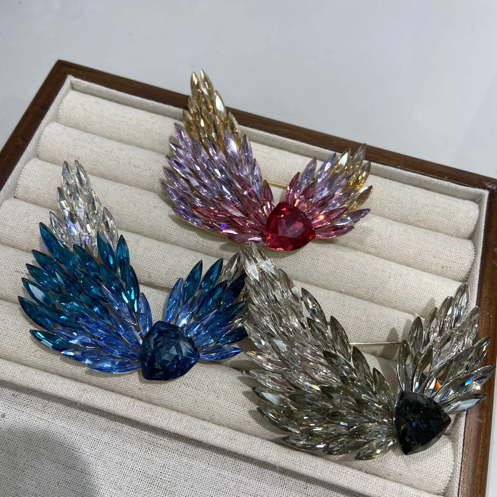 

Модная градиентная брошь с кристаллами и крыльями, элегантная булавка для лацкана для женщин, стильный аксессуар