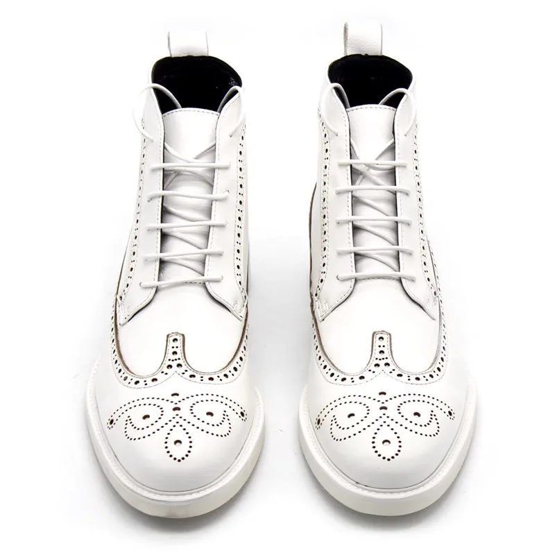 حذاء كلاسيكي ديربي منحوت للرجال باللون الأبيض مصنوع يدويًا من جلد البقر للرجال