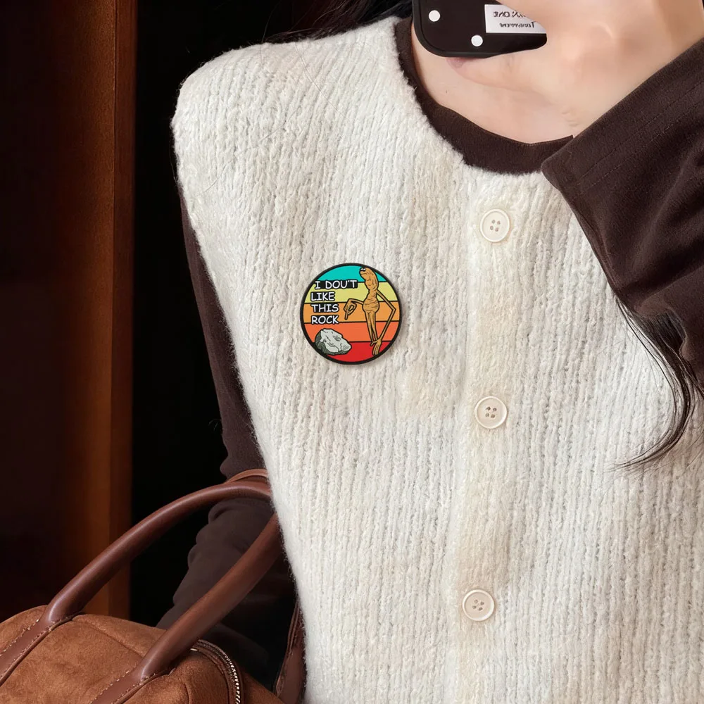 Ich mag diesen Stein nicht. Lustige Marcus The Worm Meme Brosche – ein verrücktes Accessoire für Kleidung und Taschen. – Detail 8