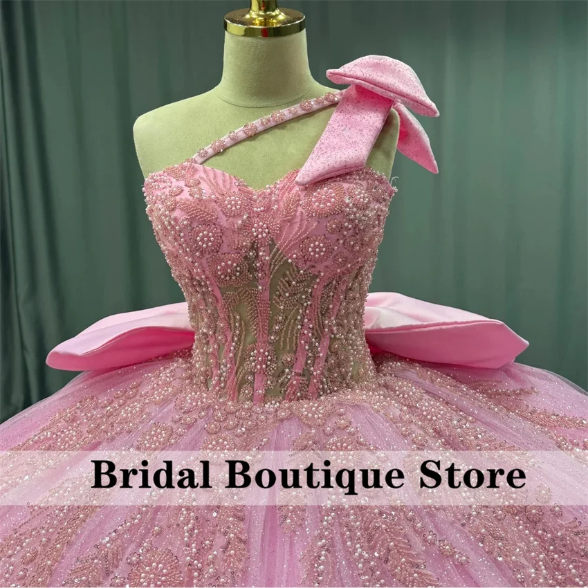 Robe Quinceanera rose brillant, épaules dénudées, paillettes, superposition de perles, longue queue, robe de bal de 15 ans ﻿ Personnaliser